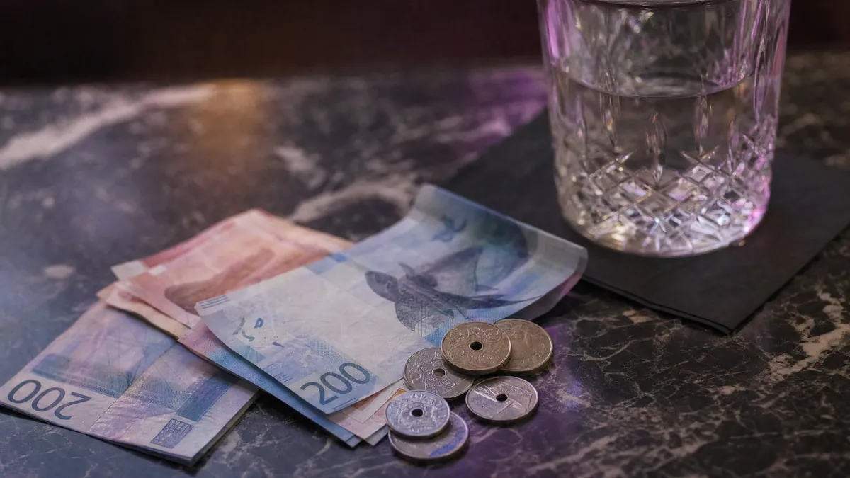 Tipping og etikette på stripshow: reglene i Norge